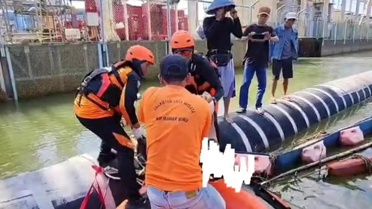 Hari Kedua Pencarian, SAR Gabungan Evakuasi Jasad Nelayan Terjatuh di Dermaga Kutawaru Cilacap 