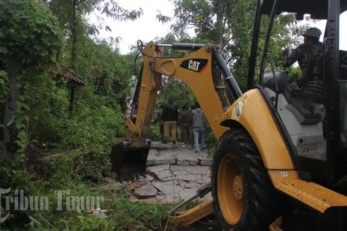 VIDEO: Tembok PT Timurama di Jl Hertasning Dirobohkan - petugas-melakukan-pembongkaran_20170315_004436.jpg