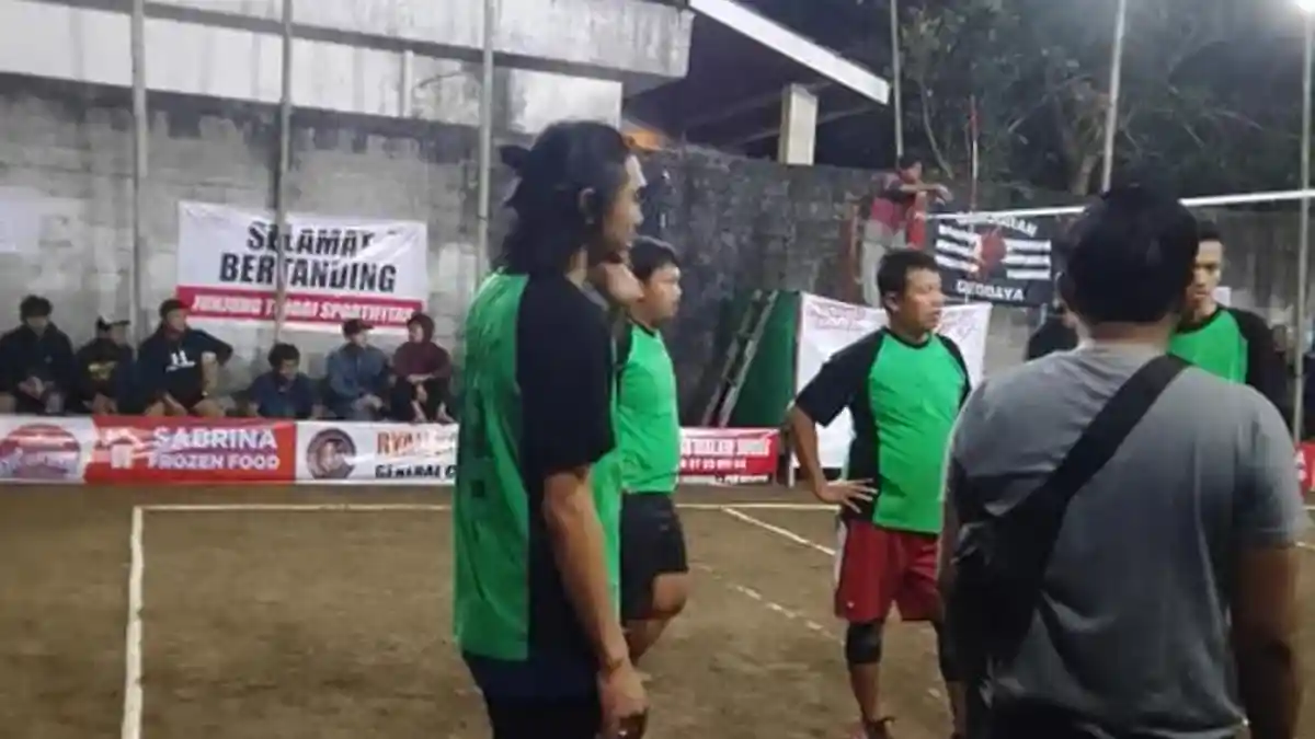 Membumi, Duta Sheila on 7 Lomba Voli Antar Kampung Bareng Bapak-bapak RT