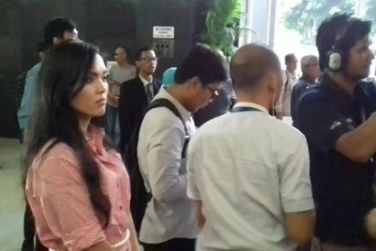 Mantan Miss Indonesia yang Sempat Tak Diaku Anak oleh Fredrich Tetap Dampingi Sang Ayah