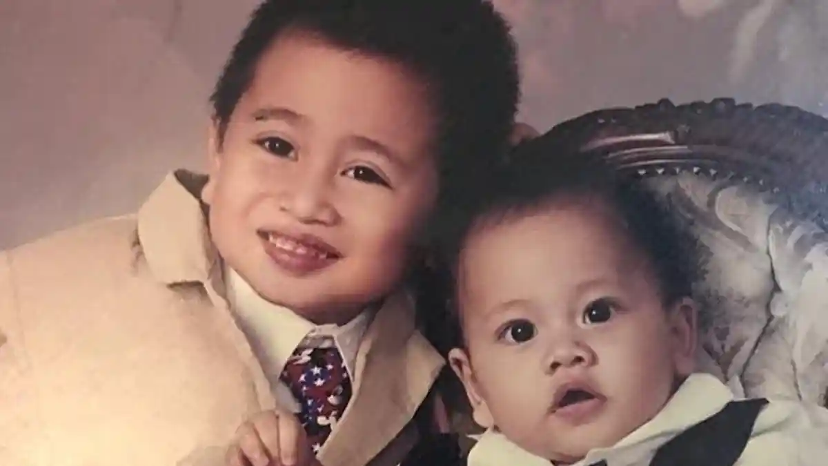 Dulu Imut-imut, Balita Berbaju Cokelat Kini Tumbuh jadi Aktor Tampan dan Atletis