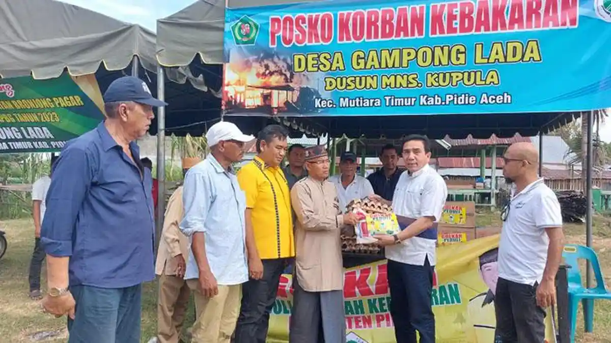Ketua Golkar Antar Bantuan untuk Korban Rumah Terbakar di Gampong Lada, Mutiara Timur