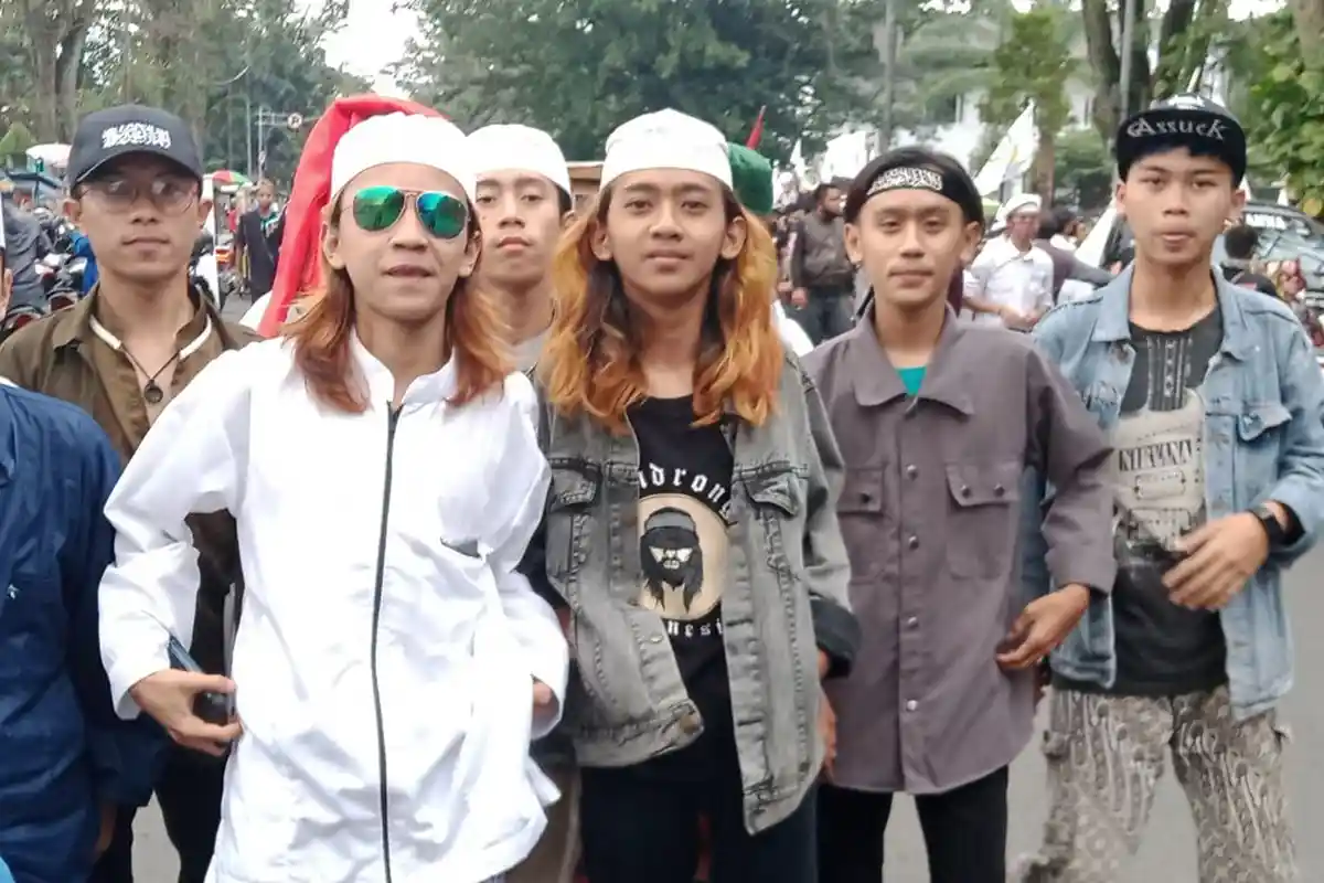'Habib Bahar bin Smith' Ikut Demo Tolak RUU HIP, Massa Salat Asar di Depan Kantor Ridwan Kamil