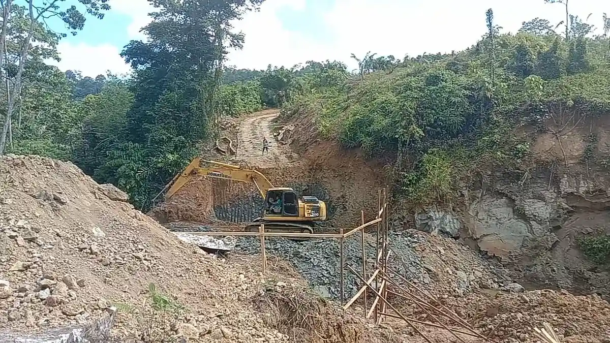 Jembatan di Kaur Penghubung Dua Kecamatan yang Ambruk Sejak 2021 Mulai Diperbaiki