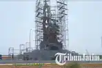 Tugu-yang-akan-menjadi-ikon-di-depan-Bandara-Dhoho-Kediri-sedang-dikebut-pengerjaannya.jpg