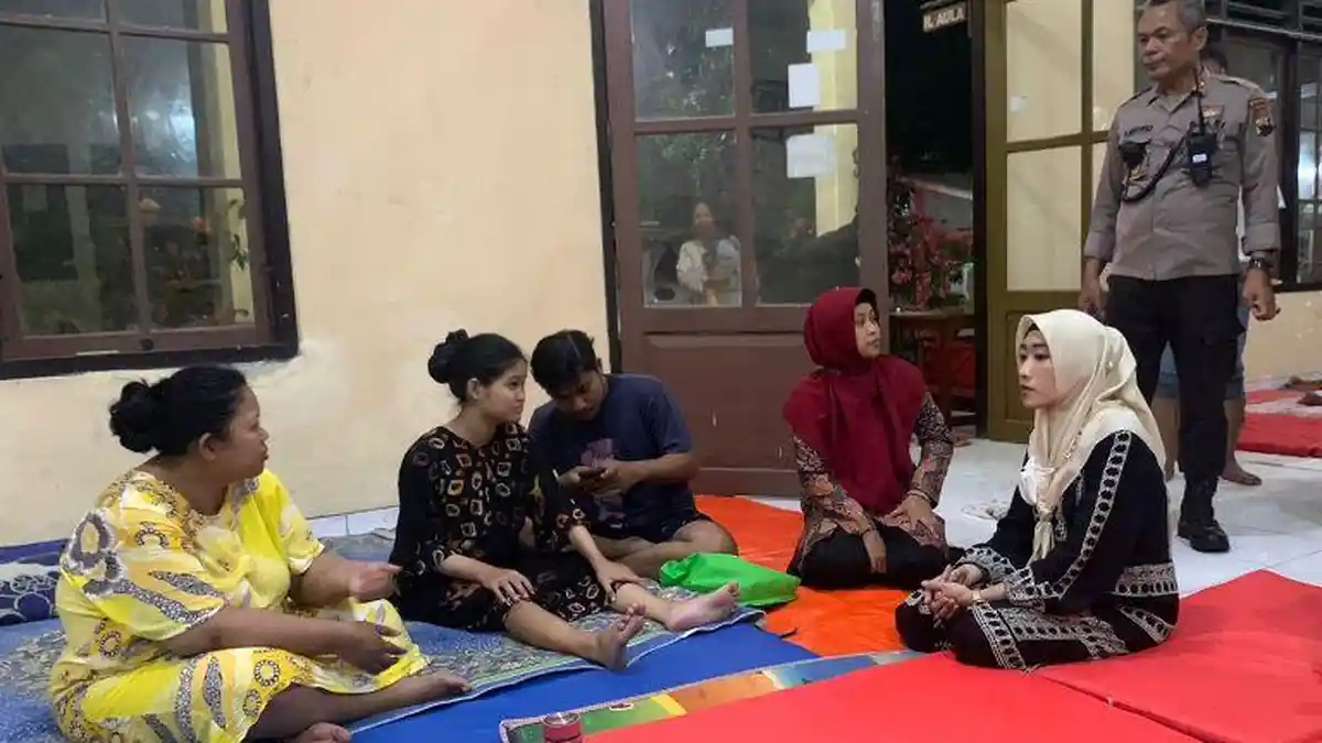 Banjir Rob Melanda, Ketua TP PKK Pekalongan Tinjau Pengungsian