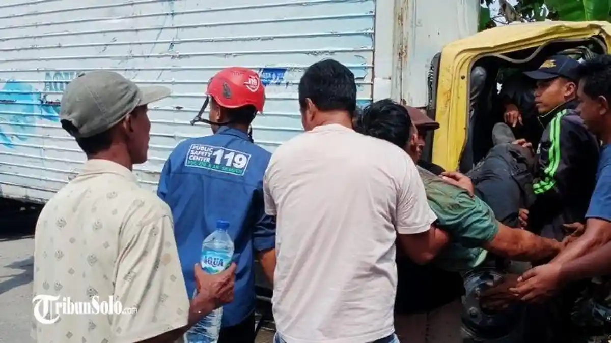 2 Truk Kecelakaan Adu Banteng di Tanon Sragen, Sopir Terjepit