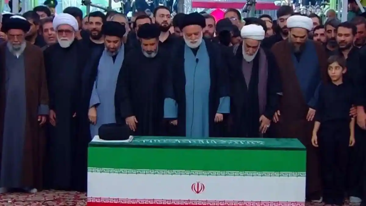 Ayatullah Sayyed Mostafa Khamenei Pimpin Salat Jenazah sang Ayah di Makam Suci Imam Reza - Tribunnews.com