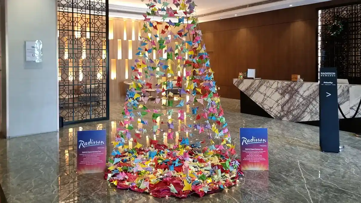 Keunikan Pohon Natal Origami Sambut Tamu di Radisson Hotel Medan