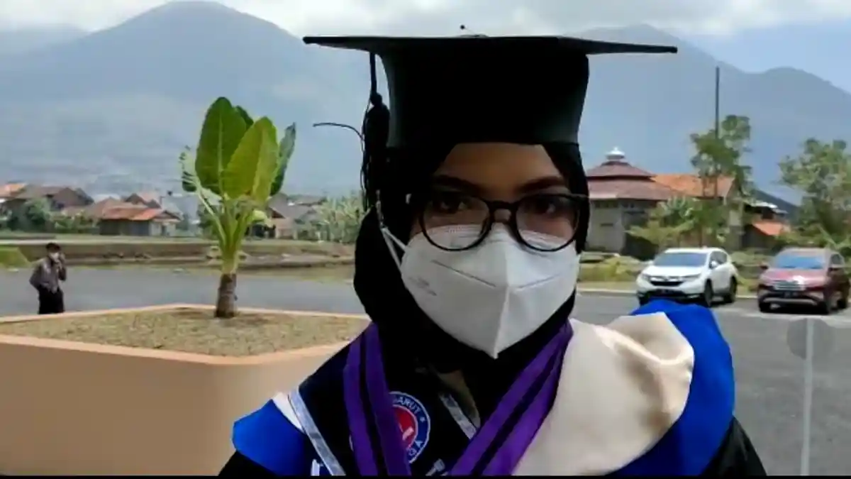 Sejak SD Sudah Digerogoti Kanker, Kisah Mahasiswi Uniga Ini Mengharukan Hingga Bisa Lulus Cumlaude