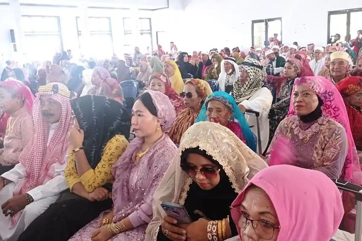 Tak Mau Kalah dengan Hj Kanang, Jamaah Haji Asal Sidrap Juga Tampil Berlumur Emas dan Mispa