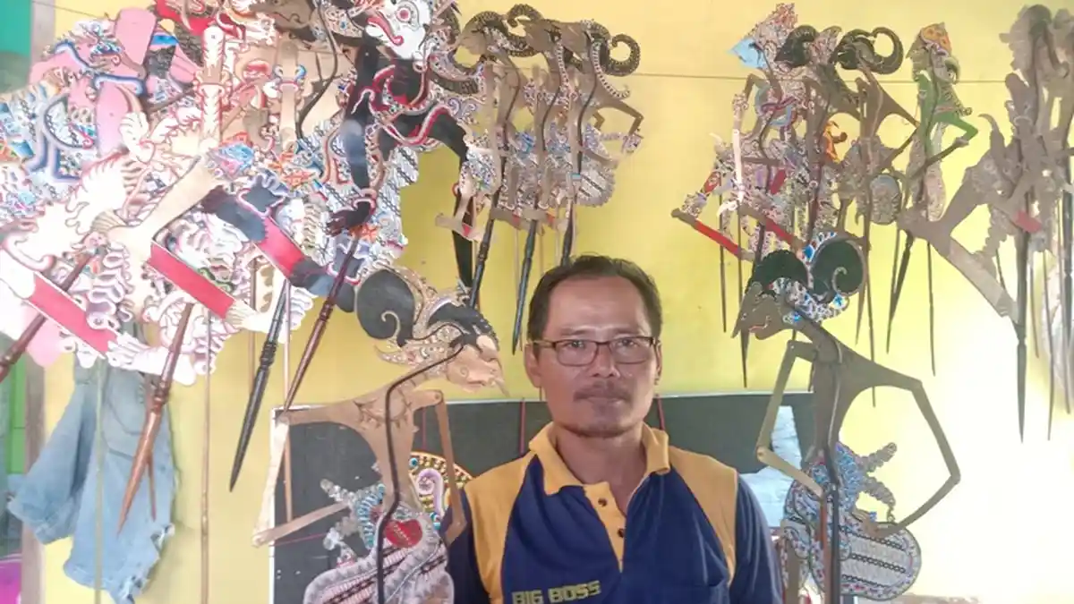 Kiat Dalang Asal Pringsewu Lampung Hadapi Pandemi Covid-19, Teguh Buat Wayang Kulit Berbahan Karpet
