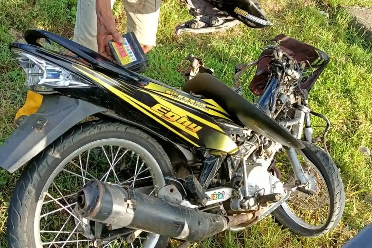 Pengendara Motor Tabrak Truk di Desa Selli Bone, Satu Orang Luka