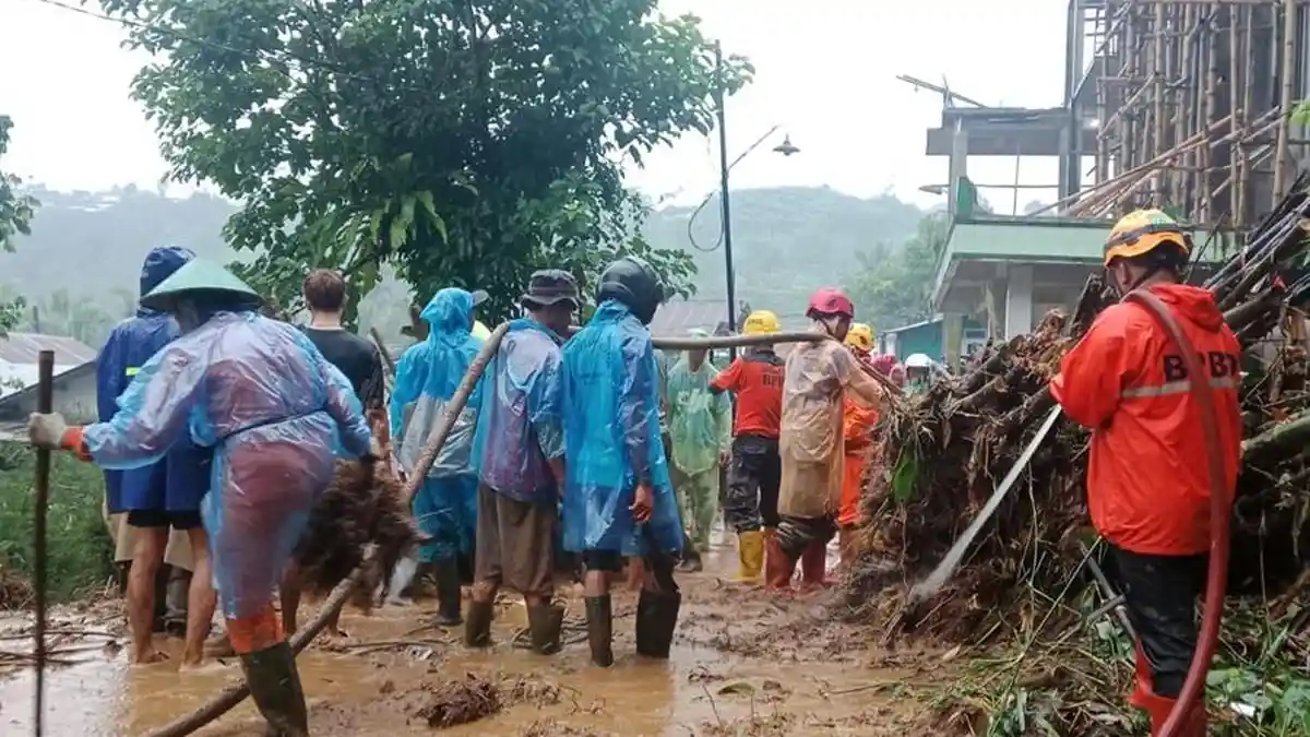 Hujan 4 Jam di Wonosobo, 20 Rumah Rusak dan Longsor Tutup Akses Jalan
