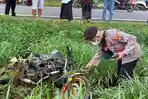 polisi-menemukan-sepeda-motor-korban-yang-ditabrak-kereta-api.jpg