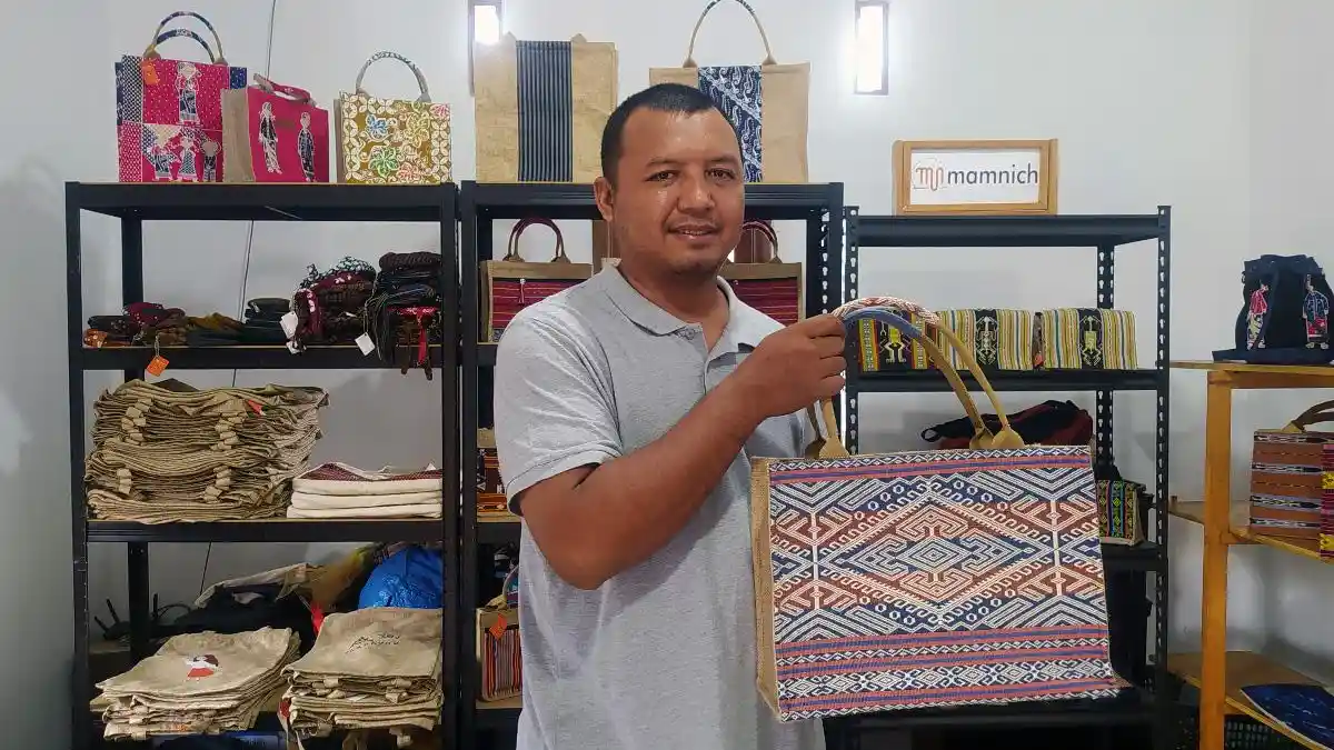 Mamnich: Melestarikan Wastra Nusantara Lewat Tas Etnik dan Sentuhan Kaum Perempuan