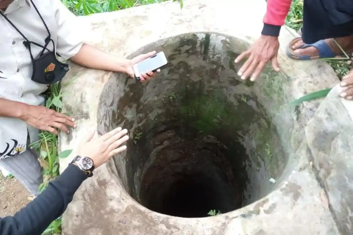 Ajaib, Bocah yang Hilang Sehari Semalam Ditemukan Selamat di Sumur 12 Meter, Tersenyum Saat Diangkat