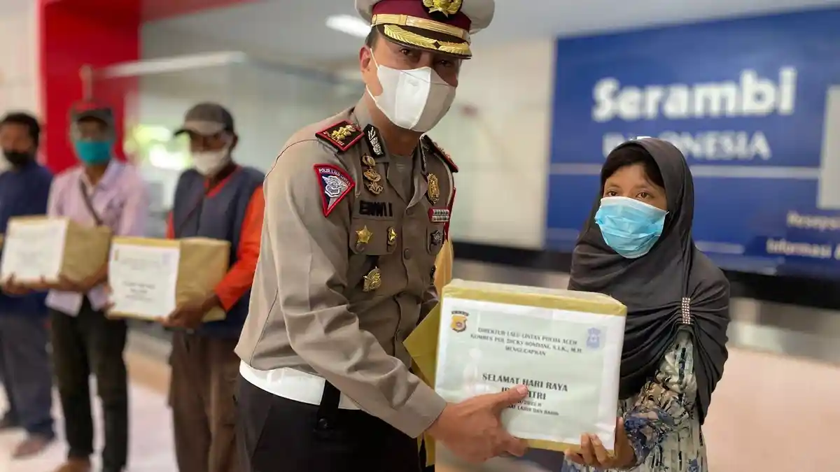 Ditlantas Polda Aceh Serahkan Puluhan Paket Sembako untuk Loper Koran
