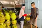 Warga-sedang-membeli-gas-LPG-3-Kg-di-salah-satu-pangkalan-ya.jpg