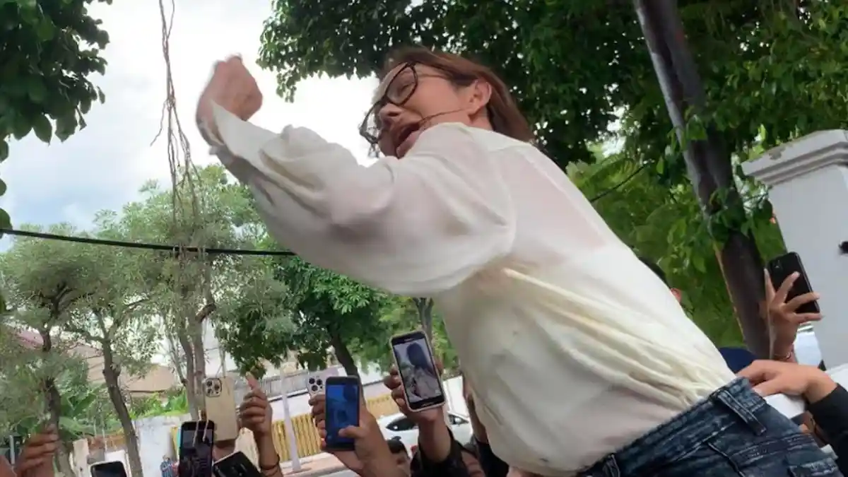 Temui Penggemar di Surabaya, Bunda Corla Nekat Panjat Pagar