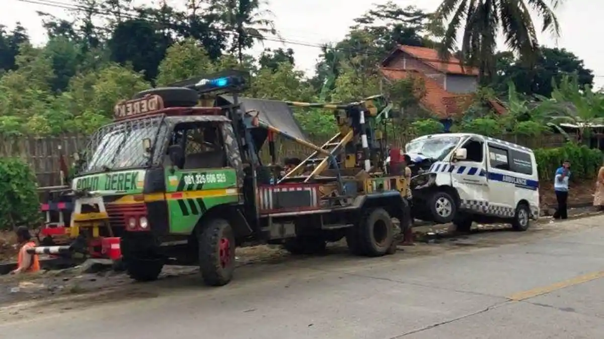 Kecelakaan Maut, Seorang Sopir Ambulans Tewas Ketika Antar Jenazah, Mobil Oleng ke Kanan Tabrak Truk