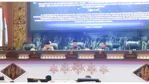 Wali-Kota-Pekanbaru-Agung-Nugroho-kiri-saat-menghadiri-Paripurna.jpg