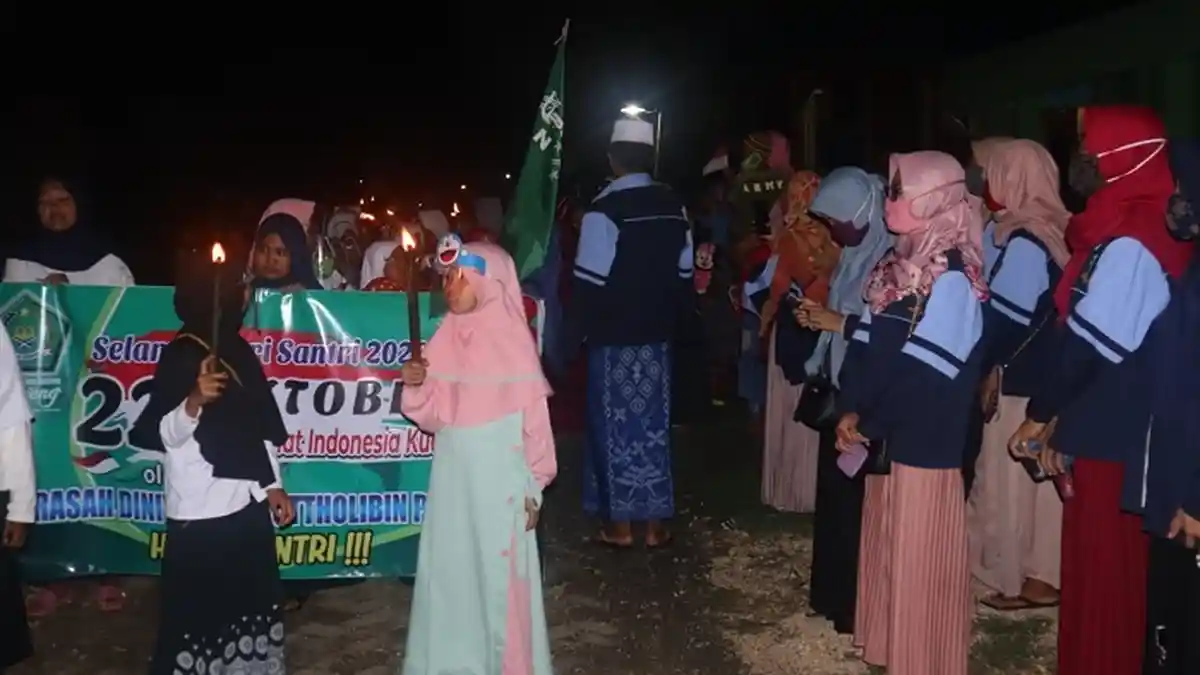 Lestarikan Tradisi, Mahasiswa KKN UIN Walisongo Ikuti Kirab Santri di Plosorejo Blora