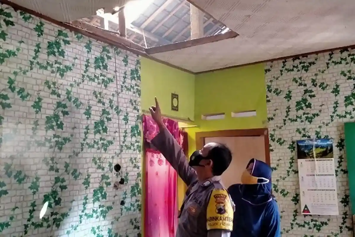 Balon Udara Bermuatan Petasan Jatuh dan Meledak di Karangsentul Purbalingga, Atap Rumah Warga Bolong