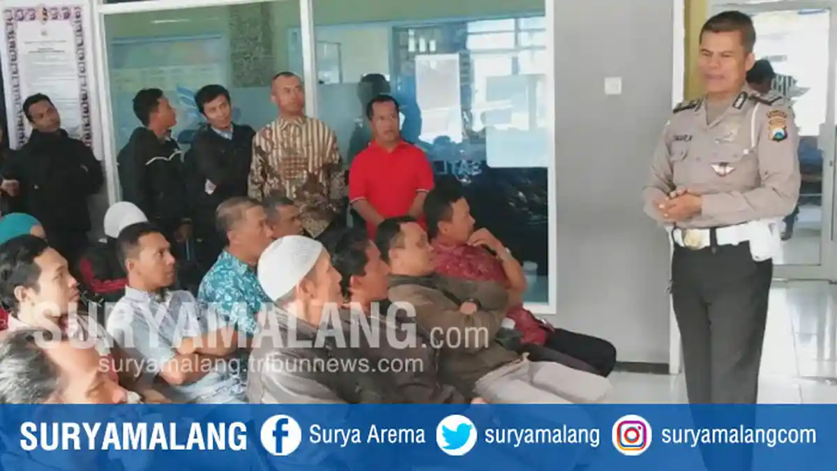 VIDEO: Lihat Aksi Aiptu Umar Beri Penjelasan Pembuatan SIM di Polres Malang, Kocak, Bikin Ngakak