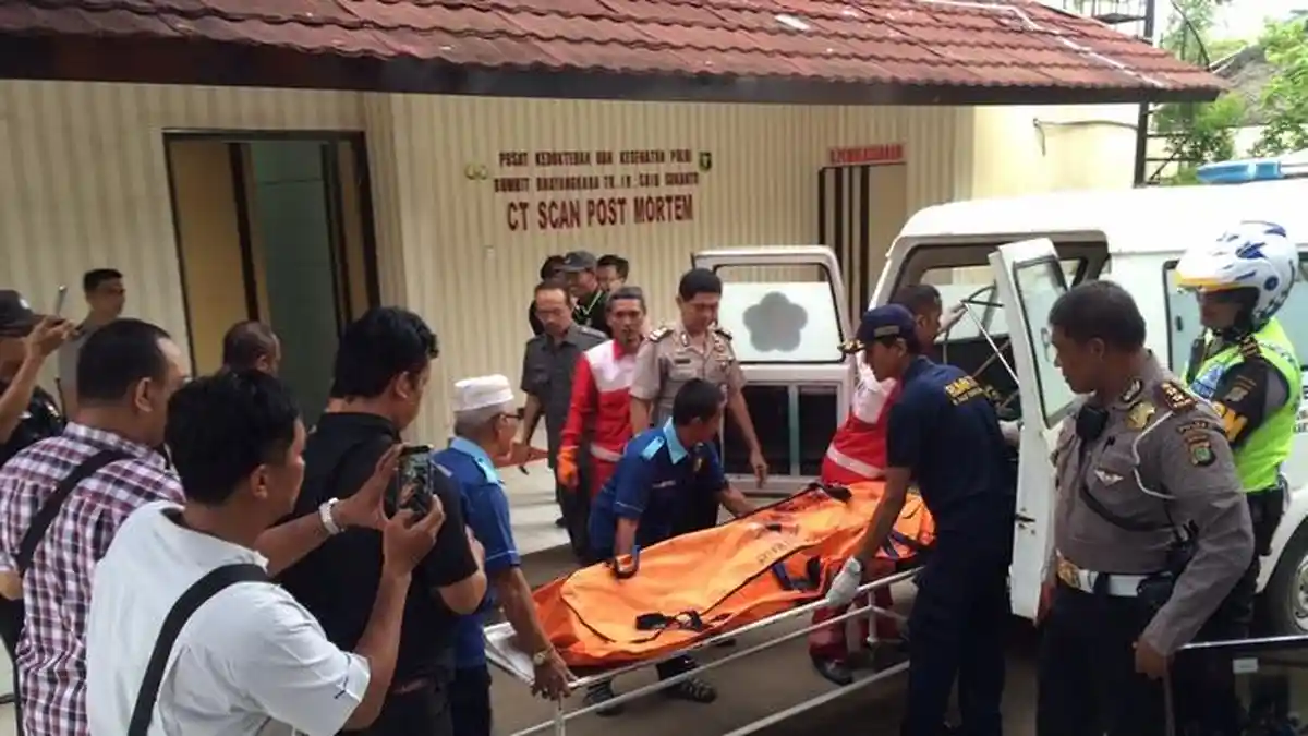 Satu Jenazah Diduga Pelaku Teror Dikawal Ketat ke RS Polri