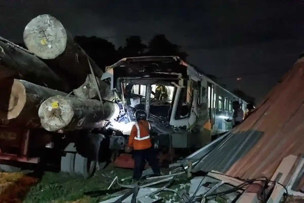 Kereta Commuter Line Jenggala Tabrak Truk Angkut Kayu di Gresik, Seluruh Penumpang Dialihkan