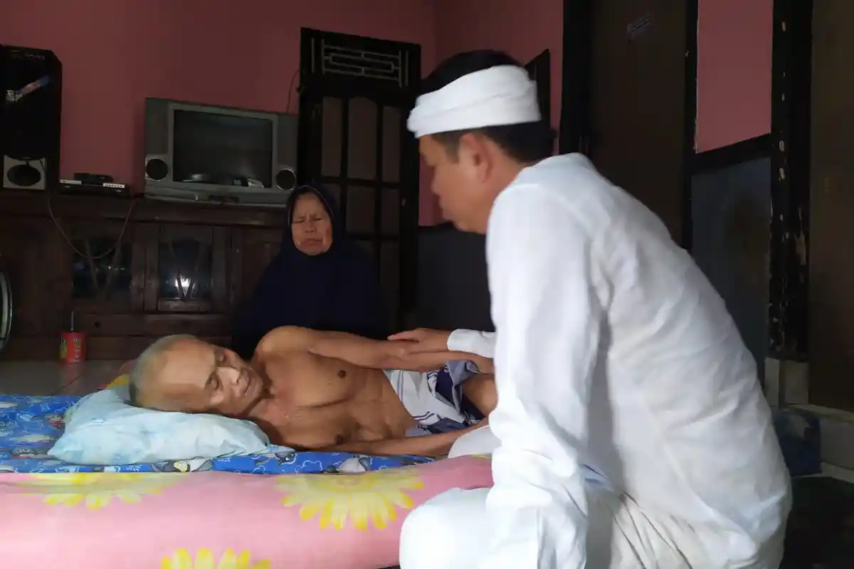 Dulu Dikenal Rekan Kerja Paling Galak di Pabrik, Kini Pak Endo Menangis Saat Dijenguk Dedi Mulyadi