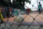Bermain Bola di Pinggir Perlintasan Kereta Api