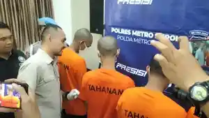 Para-pelaku-curanmor-digiring-ke-Mapolres-Metro-Depok-Rabu-2212025.jpg