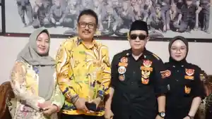 Isep-Dadang-Sukmana-kedua-dari-kanan-mendukung-Asep-Japar.jpg