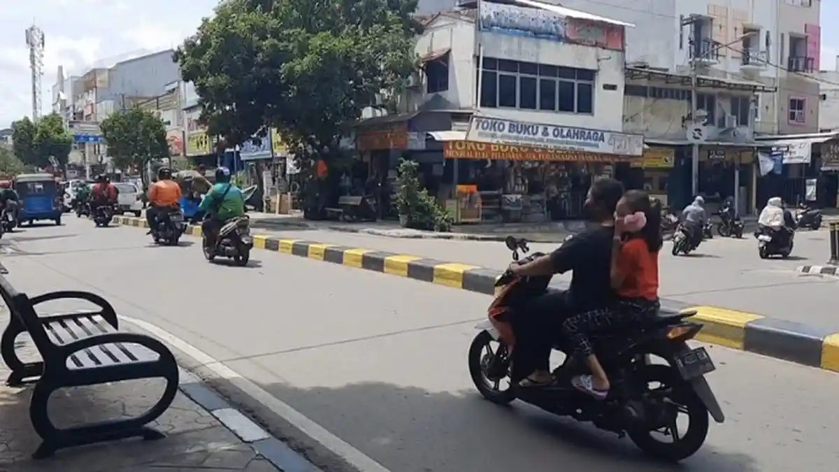 Separator Depan Pasar Kopro Kerap Memicu Kecelakaan, Warga Minta Dibongkar