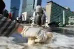 Bersihkan Bundaran HI