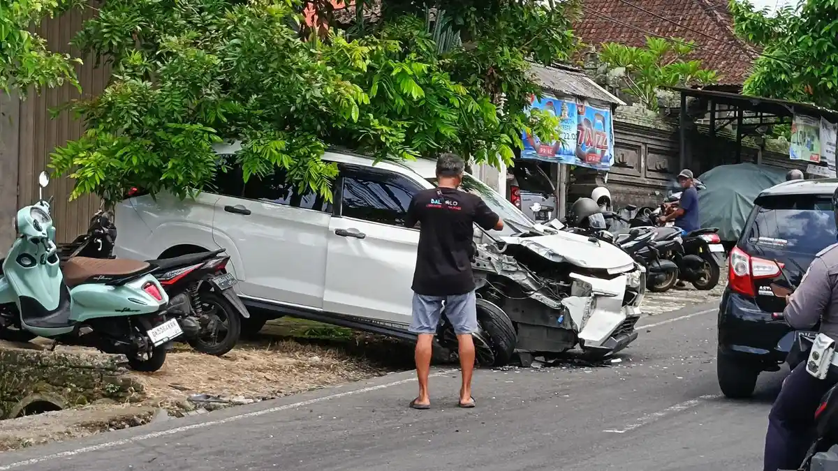 Kecelakaan Beruntun di Ubud Bali, Truk dan Veloz Patah As Roda