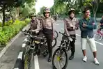 7 Polwan Cantik Bersepeda Jadi Idola Warga di Surabaya