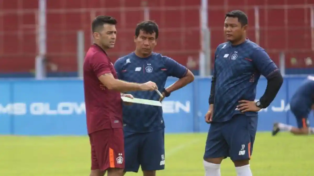 Berita Persik Kediri Hari ini: Sosok Pelatih Baru Macan Putih Javier Roca & Keraguan Suporter