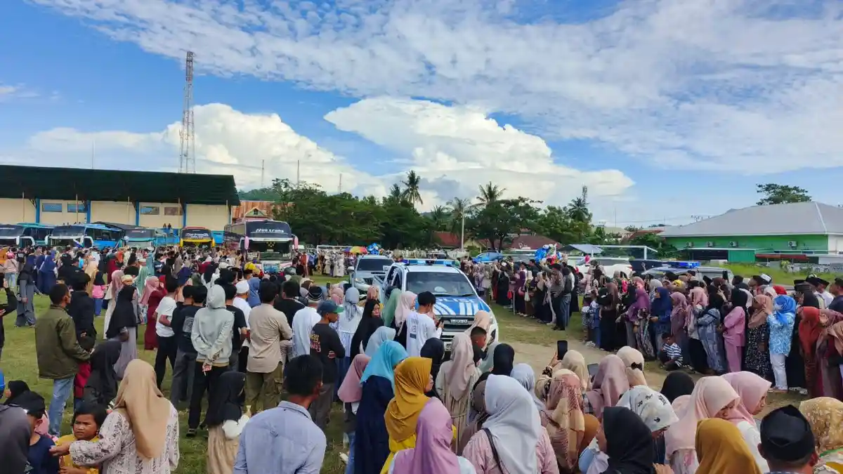Pengantar Padati Stadion Prasamya Mandar Majene, Haru Warnai Pelepasan Jemaah Haji