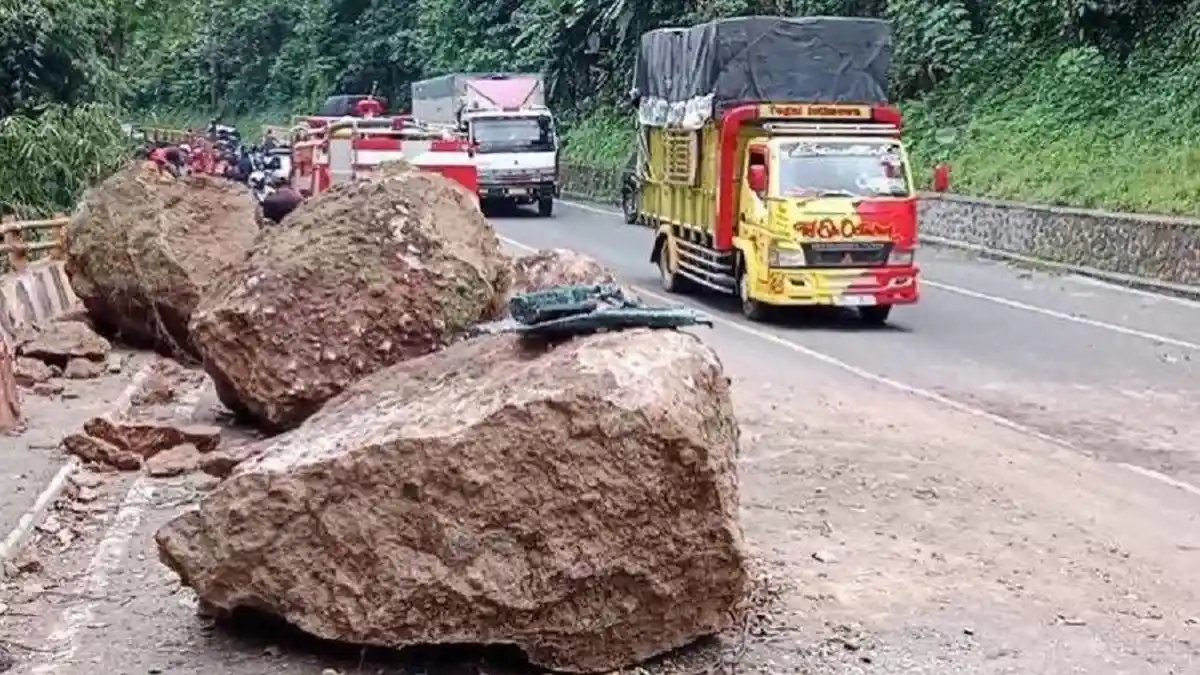 Terjadi Longsor di Jalan Cadas Pangeran Sumedang, Dua Mobil Tertimpa Batu Besar