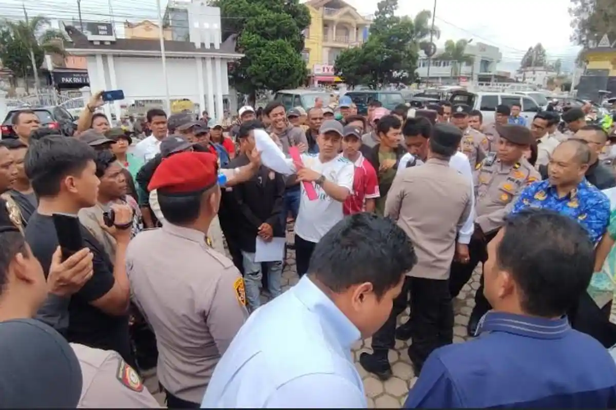 Desak Ganti Rugi Lahan dan CSR, Warga Geruduk Kantor DPRD Karo  