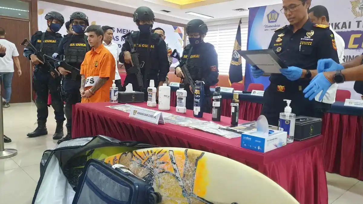 Pria Brasil Ini Sampai Dijaga 4 Petugas Bersenjata Api, Kejahatannya Tersembunyi di Botol Sampo