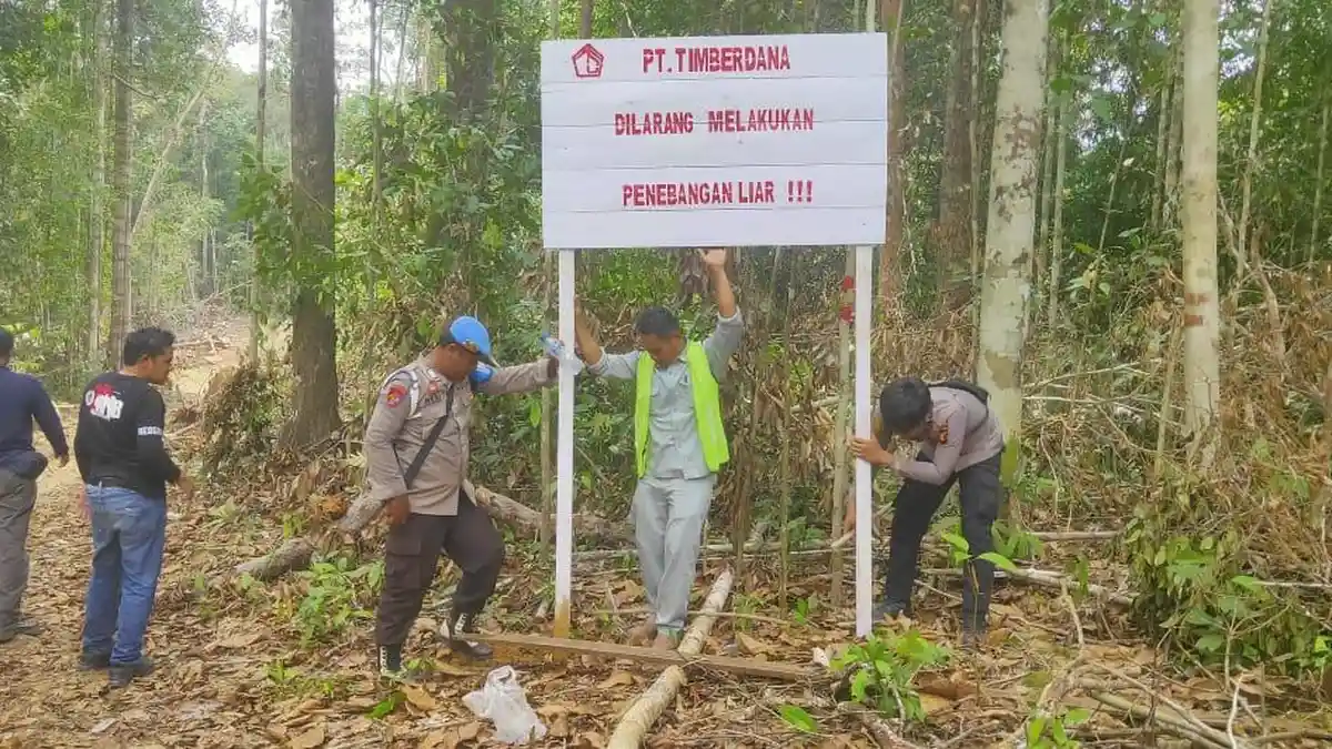 Polsek Bentian Besar Kubar dan PT Timberdana Pasang Plang Larangan Menebang Pohon