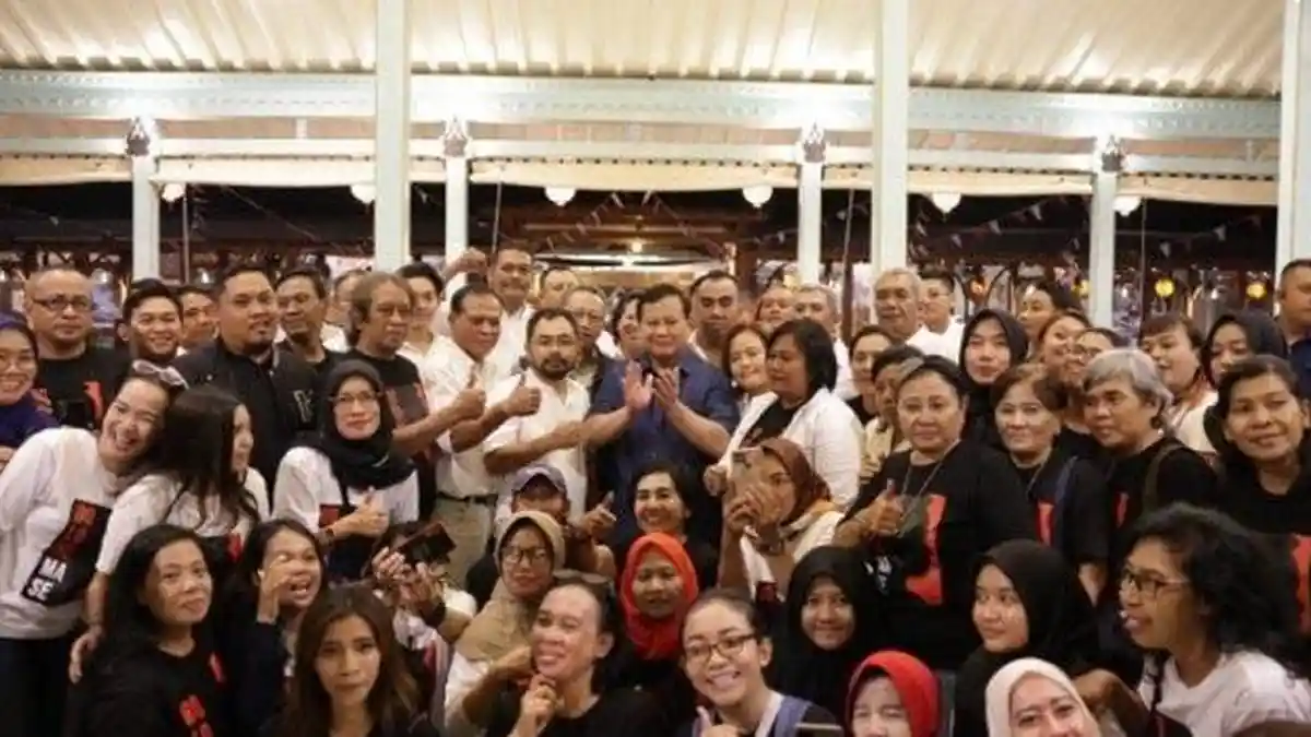 Datangi Kota Solo Prabowo ‘Berani” Ajak Relawan Jokowi dan Gibran Makan Malam Bersama