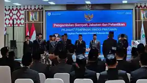 Gubernur-Sulbar-H-Suhardi-Duka-mengambil-sumpah-dan-melantik-pejabat-pimpinan-tinggi-pratama.jpg