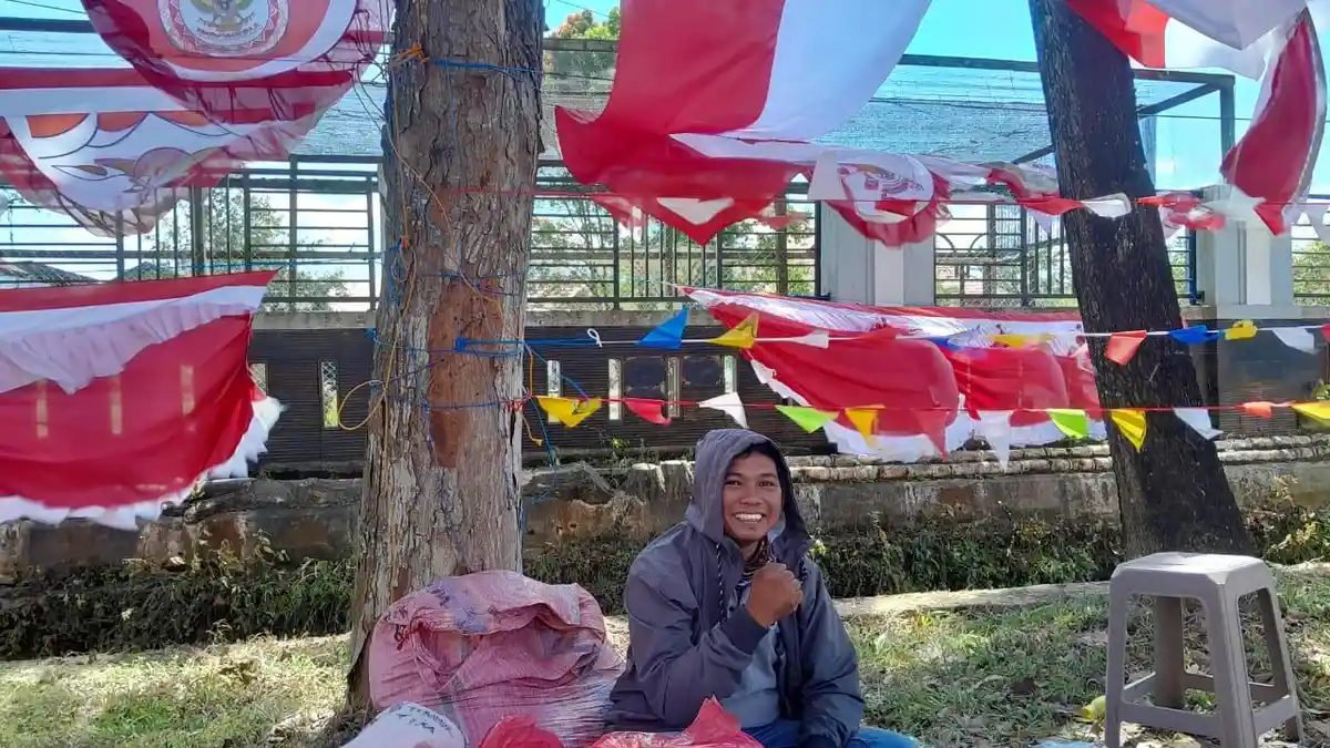 Kisah Nelayan Kenyamukan Kutim Manfaatkan Momen HUT RI untuk Jualan Bendera Merah Putih