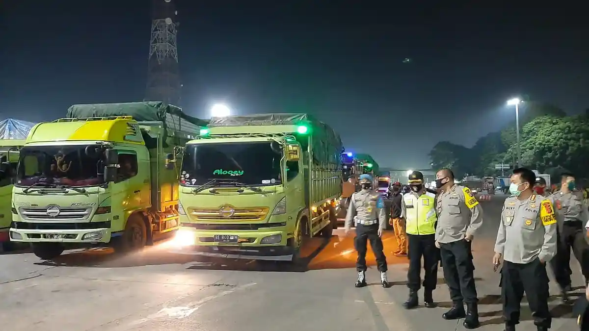 Polda Banten Periksa Truk-truk yang Hendak Menyeberang di Pelabuhan Merak