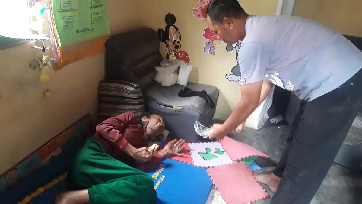 Seorang Lansia Penderita Stroke Terpaksa Tinggal di Posyandu, Beralas Kasur Tipis
